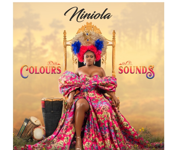 NINIOLA TAKES AFRO-HOUSE WORLDWIDE ON COLOURS AND SOUND